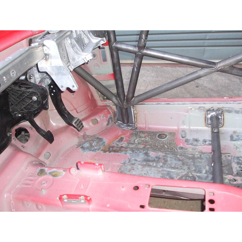 Custom Cages Multipoint Weld-In Roll Cage for Volkswagen Golf 5 - FIA