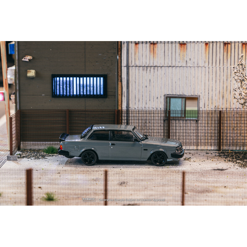 Tarmac Works 1/64 - Volvo 242 Custom