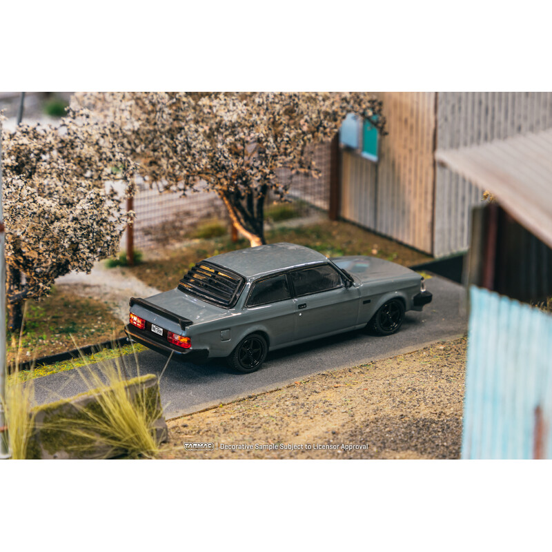 Tarmac Works 1/64 - Volvo 242 Custom